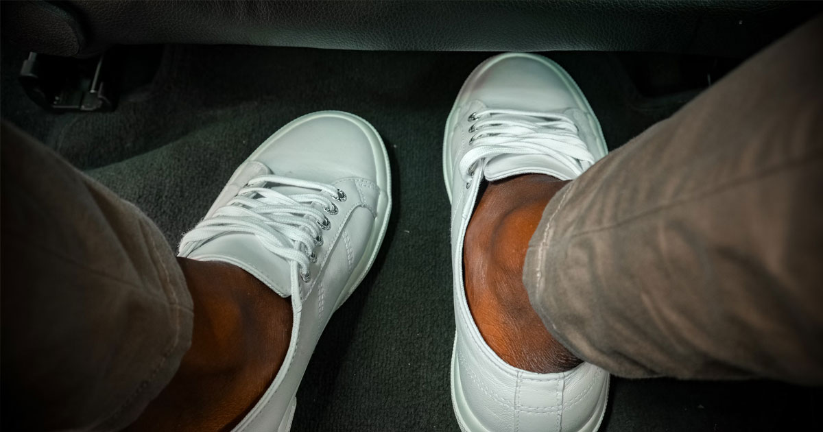 If painkillers and rest no longer bring you relief, or you find yourself avoiding favourite activities because it’s too uncomfortable to walk, these are clear signals that it’s worth getting a professional opinion.